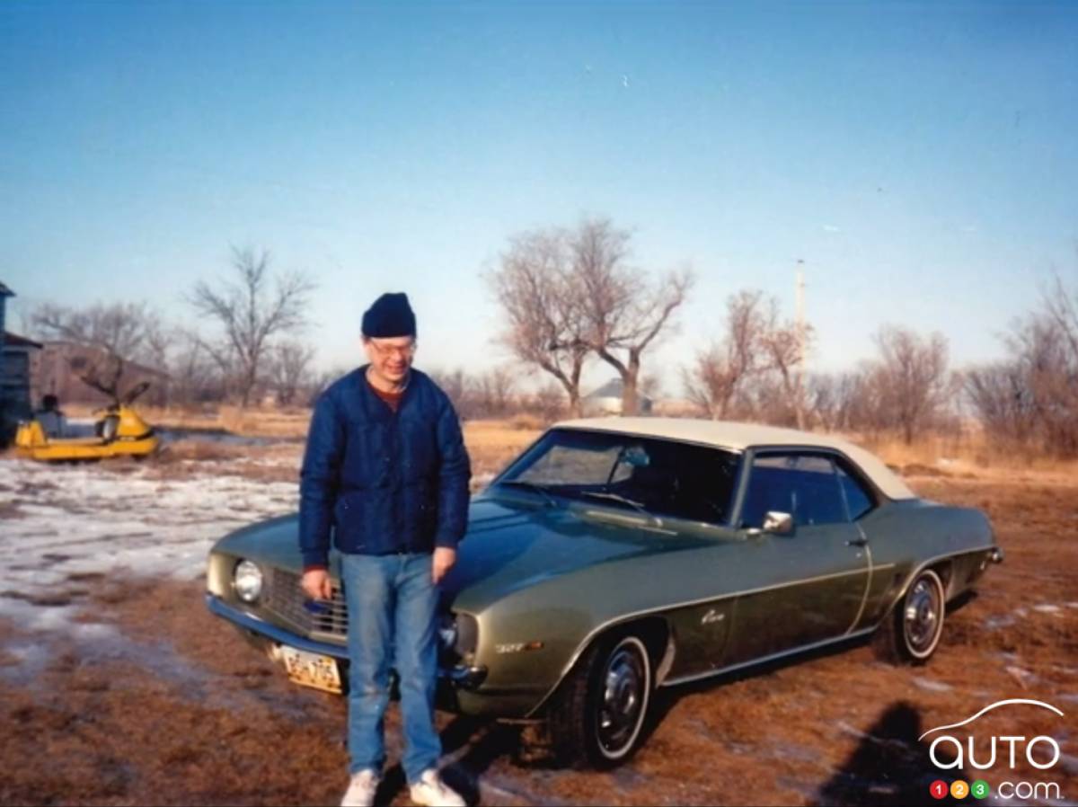 Propriétaire de sa Chevrolet Camaro depuis 1969, il nous la présente en vidéo